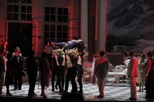 Violetta Valéry (Liana Aleksanyan) und Ensemble | © Jörg Landsberg Violetta Valéry (Liana Aleksanyan) und Ensemble | © Jörg Landsberg